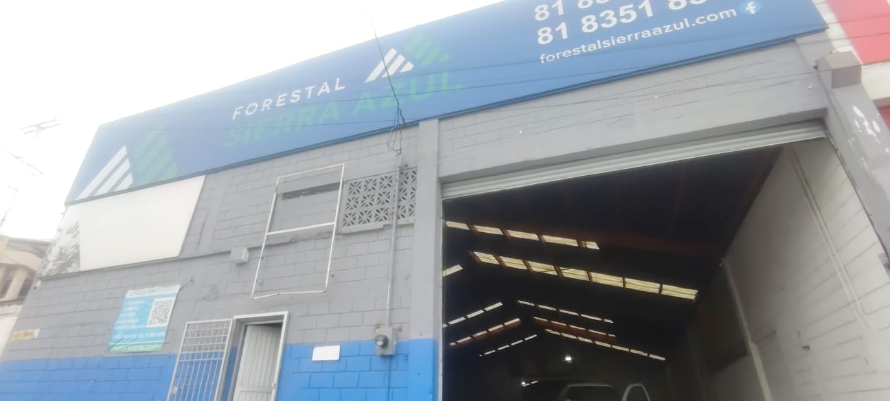 Fachada con anuncio